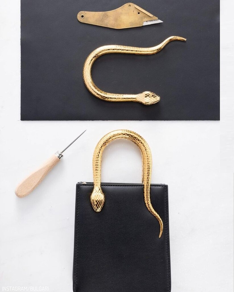 تصاویر کیف ۷۵ میلیون تومانی با دسته طلایی! | نحوه ساخت جدیدترین محصول لاکچری بولگاری را ببینید