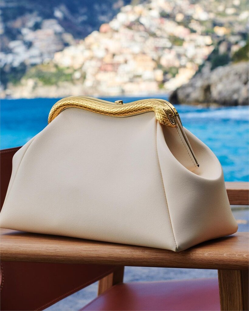 تصاویر کیف ۷۵ میلیون تومانی با دسته طلایی! | نحوه ساخت جدیدترین محصول لاکچری بولگاری را ببینید