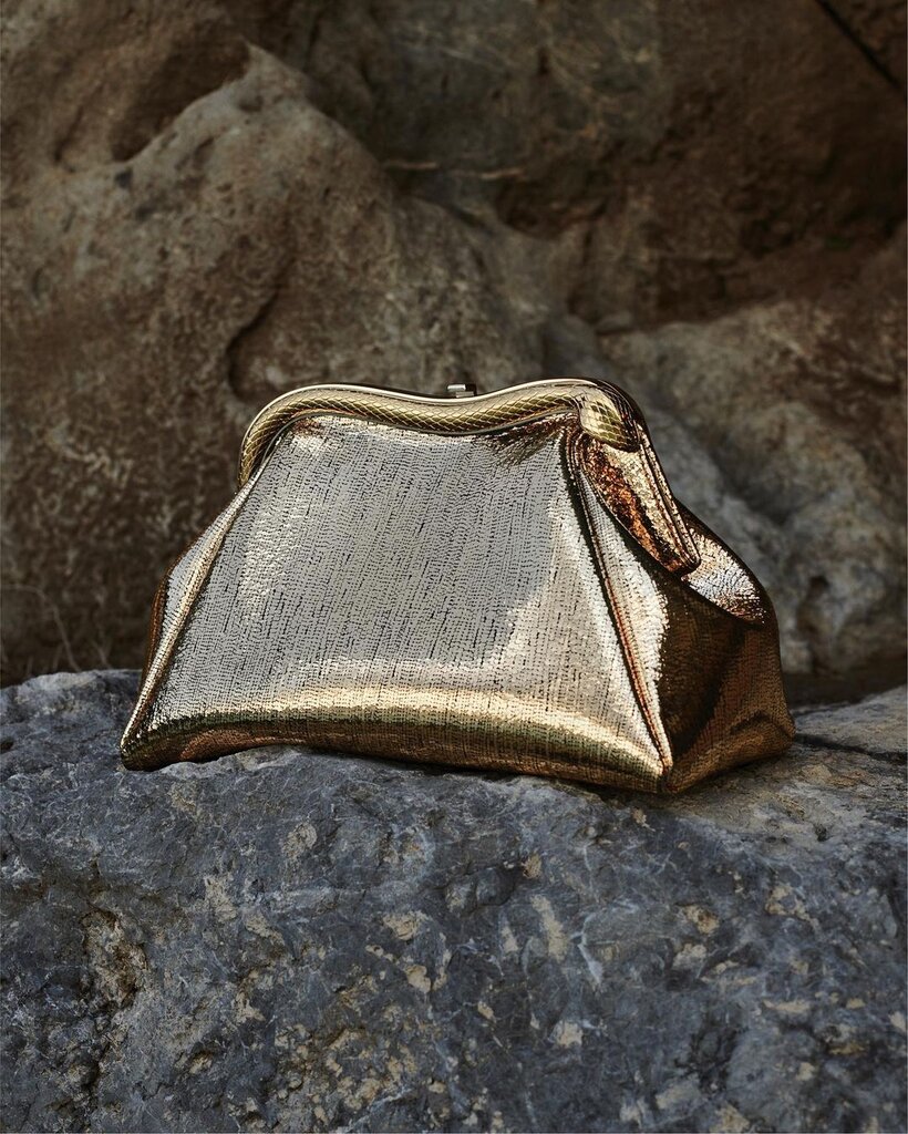 تصاویر کیف ۷۵ میلیون تومانی با دسته طلایی! | نحوه ساخت جدیدترین محصول لاکچری بولگاری را ببینید