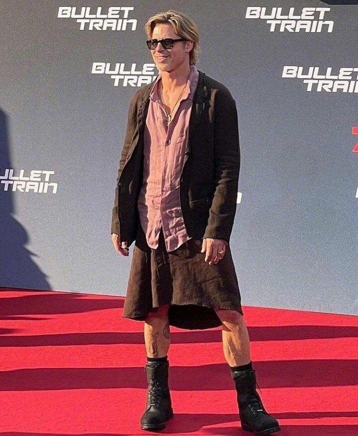 تصویری باورنکردنی از ستاره جذاب سینما | دامن آقای بازیگر مرکز توجهات شد