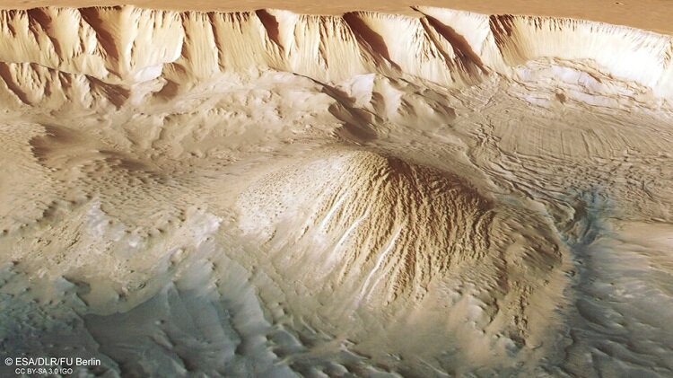 تصاویری جذاب از بزرگ‌ترین دره منظومه شمسی