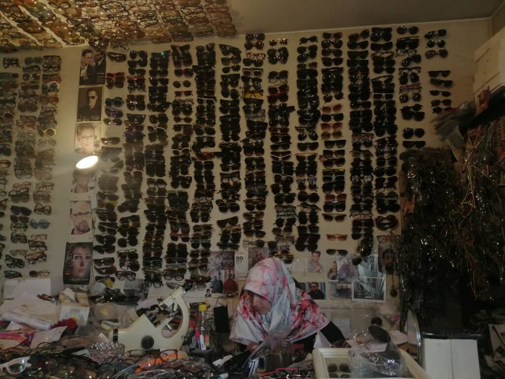۵۰۰ هزار عینک عتیقه در یک مغازه | عینک بازیگران فیلم و سریالها متعلق به اینجاست + عکس