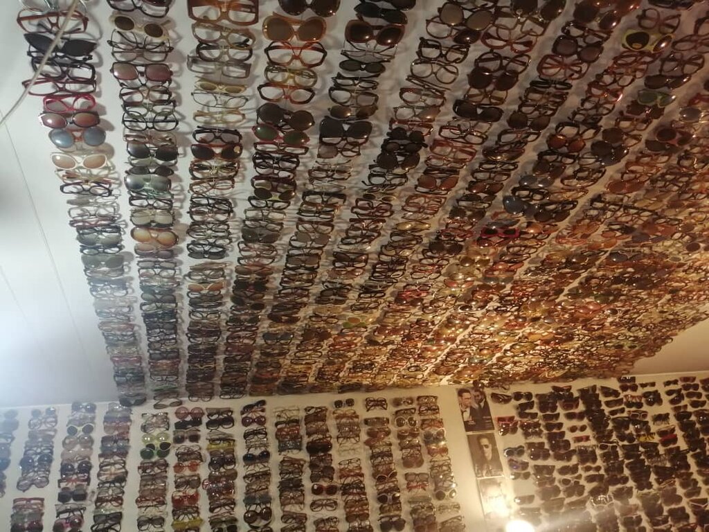 ۵۰۰ هزار عینک عتیقه در یک مغازه | عینک بازیگران فیلم و سریالها متعلق به اینجاست + عکس