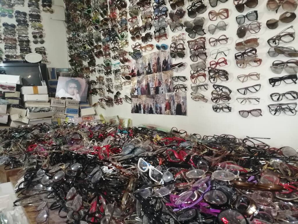 ۵۰۰ هزار عینک عتیقه در یک مغازه | عینک‌ بازیگران فیلم و سریال‌ها متعلق به اینجاست + عکس