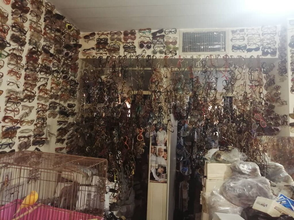 ۵۰۰ هزار عینک عتیقه در یک مغازه | عینک بازیگران فیلم و سریالها متعلق به اینجاست + عکس
