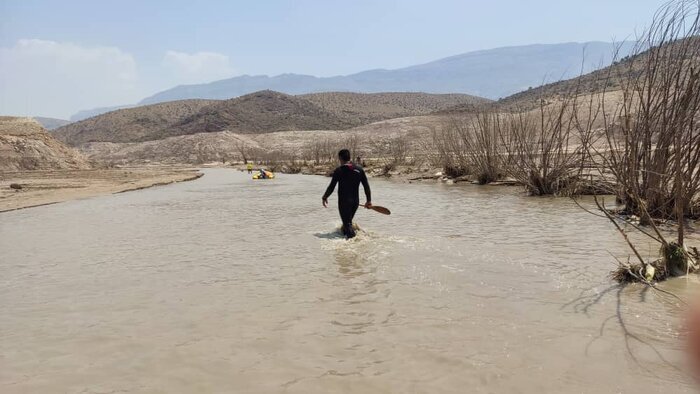 تصاویر | ادامه تلاشها برای یافتن دختربچه مفقود شده در سیل استهبان