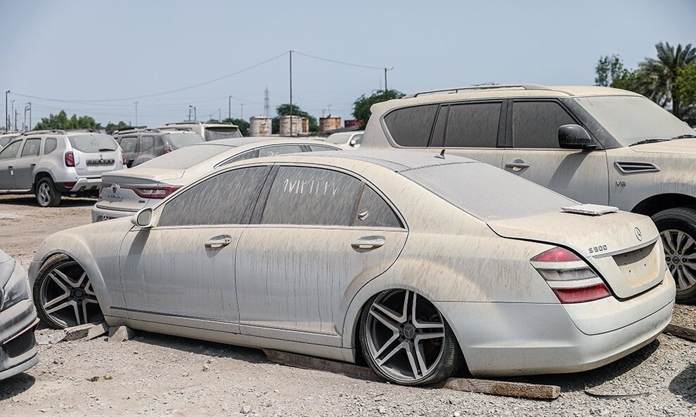 وضعیت عجیب خودروهای میلیاردی در بندرعباس | تصاویر خاک خوردن این خودروها را ببینید