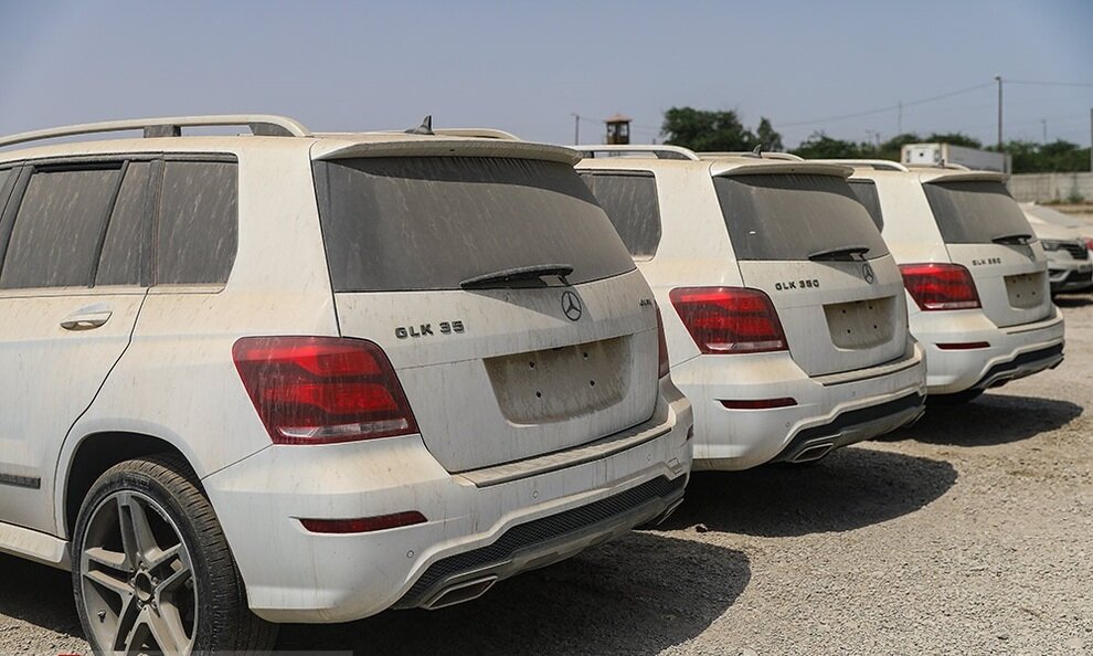 وضعیت عجیب خودروهای میلیاردی در بندرعباس | تصاویر خاک خوردن این خودروها را ببینید