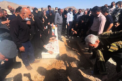 لحظه خاکسپاری مجید عبدالباقی کنار برادرش