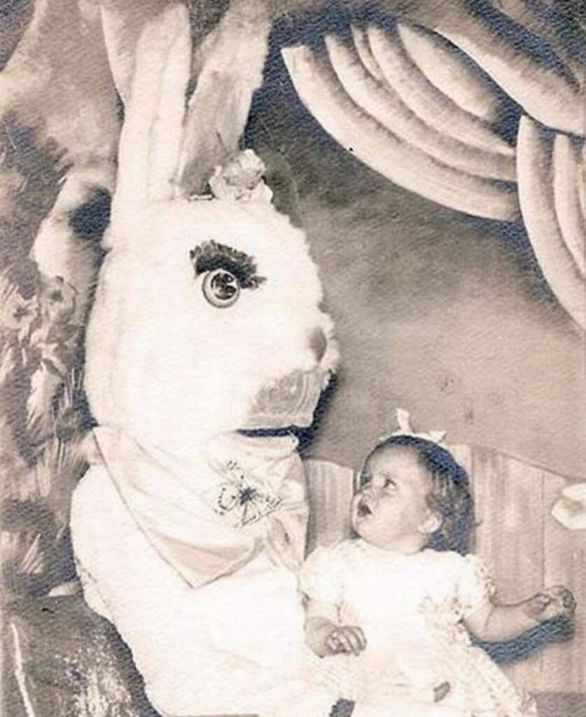 تصاویر | وحشت کودکان  قرن بیستم از این خرگوش‌های غول‌پیکر | این عکس‌ها به کابوس‌هایتان راه پیدا خواهند کرد!