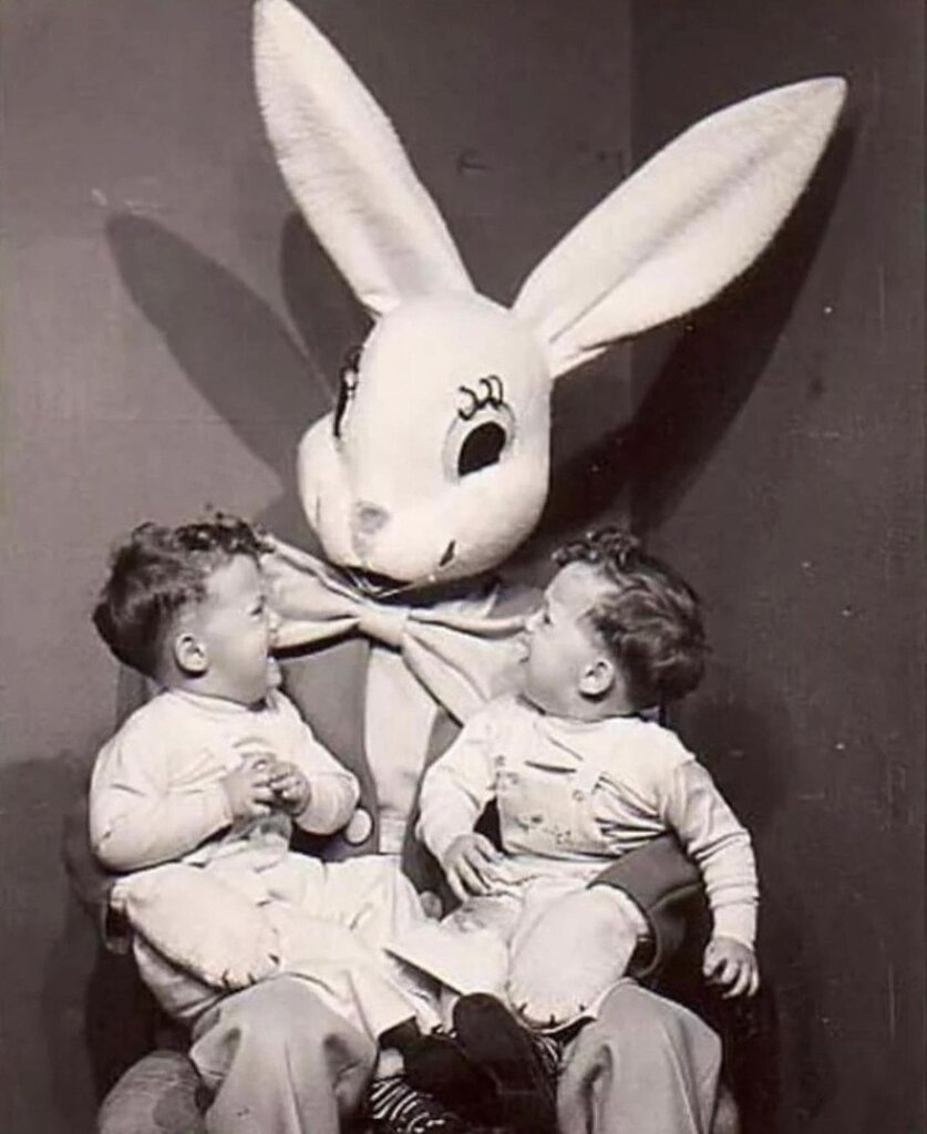 تصاویر | وحشت کودکان  قرن بیستم از این خرگوش‌های غول‌پیکر | این عکس‌ها به کابوس‌هایتان راه پیدا خواهند کرد!
