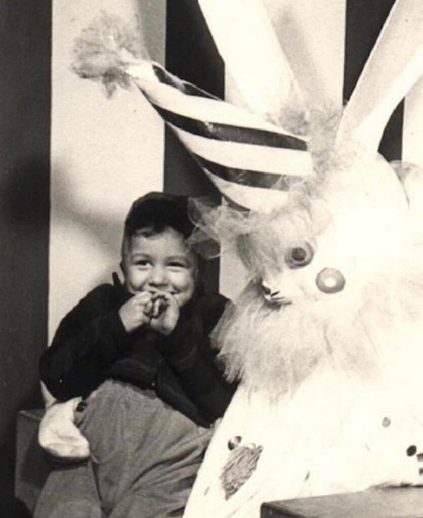 تصاویر | وحشت کودکان قرن بیستم از این خرگوشهای غولپیکر | این عکسها به کابوسهایتان راه پیدا خواهند کرد!