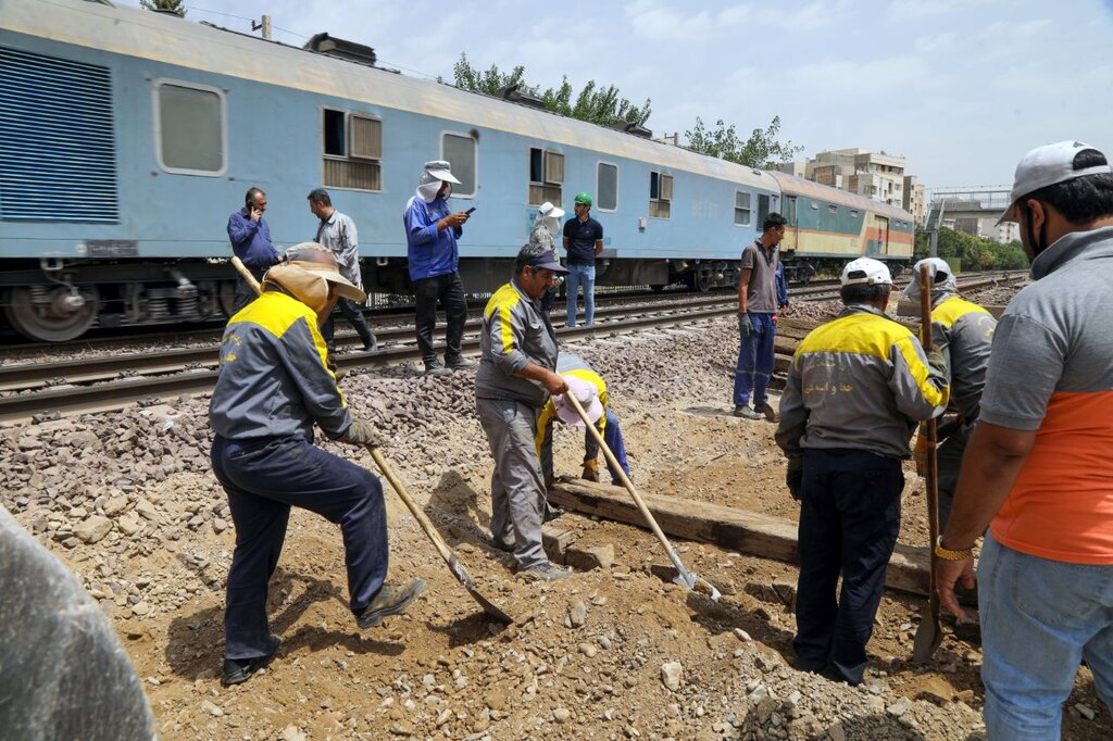تجهیز کارگاه زیرگذر شماره ۳حریم خط راه آهن تهران – اهواز