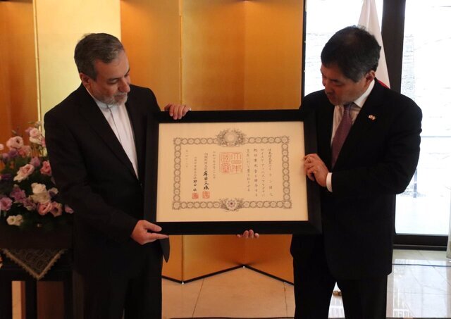 تصاویر نشان خورشید تابان، ستاره زرین و سیمین برای آقای دیپلمات | همکار ظریف از ژاپنی ها نشان گرفت
