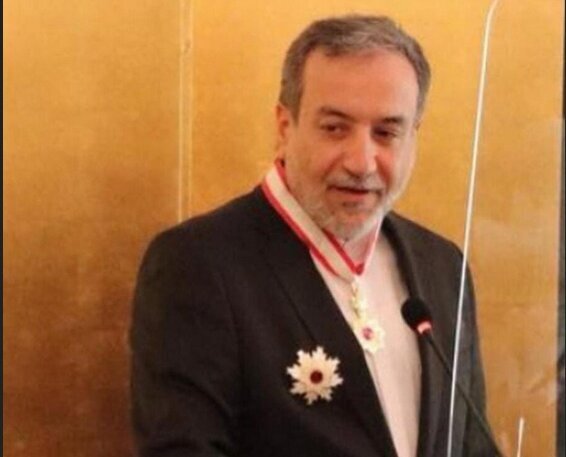 تصاویر نشان خورشید تابان، ستاره زرین و سیمین برای آقای دیپلمات | همکار ظریف از ژاپنی ها نشان گرفت