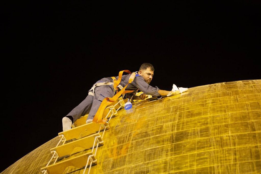 شستوشوی گنبد حرم امام حسین (ع)