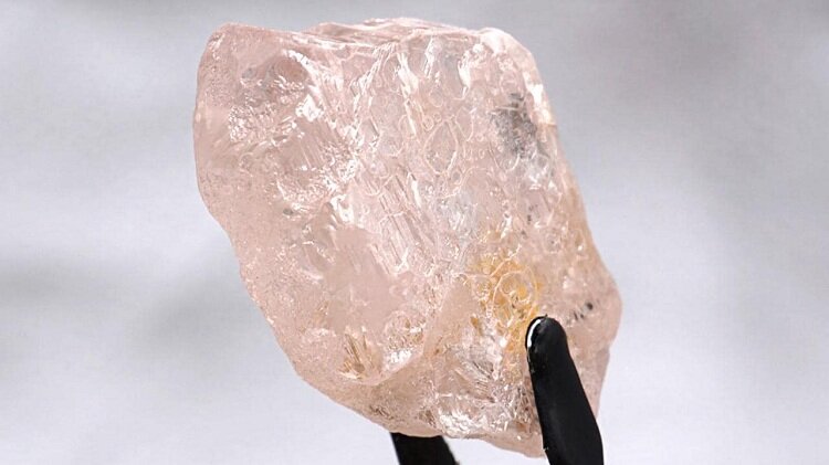 تصویری خیره‌کننده از بزرگ‌ترین الماس صورتی جهان که در آنگولا کشف شد | قیمت؛ فعلا نامشخص