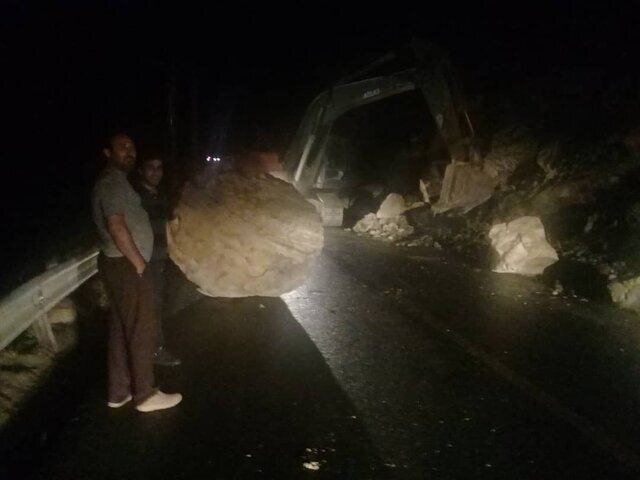 سیل و رانش زمین در امامزاده داوود