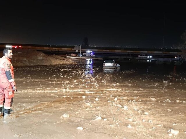 تصاویر سیلاب در غرب تهران | خارج کردن ۵ خودرو از گل و لای