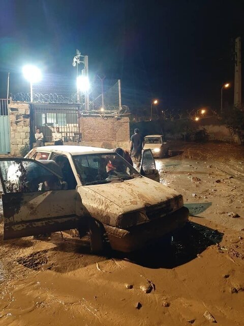 تصاویر سیلاب در غرب تهران | خارج کردن ۵ خودرو از گل و لای