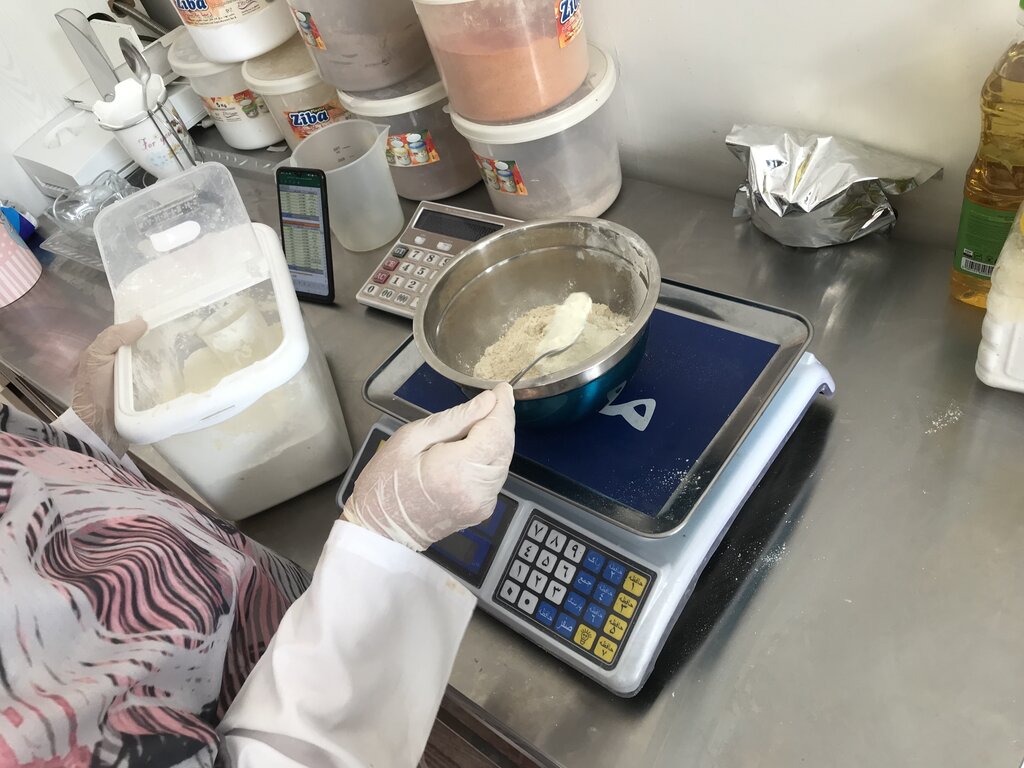 خیریهای که با انشای غمانگیز یک کودک کار پاگرفت | سوسیس کالباس مامانپز موتور اشتغالزایی شد