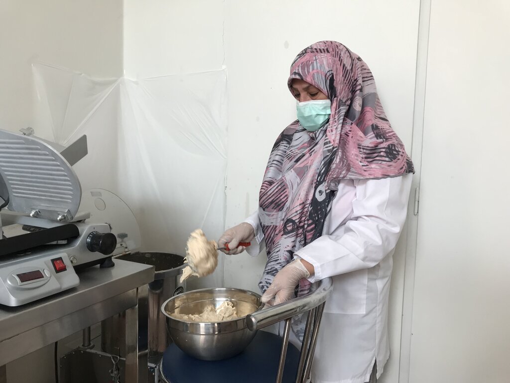 خیریهای که با انشای غمانگیز یک کودک کار پاگرفت | سوسیس کالباس مامانپز موتور اشتغالزایی شد