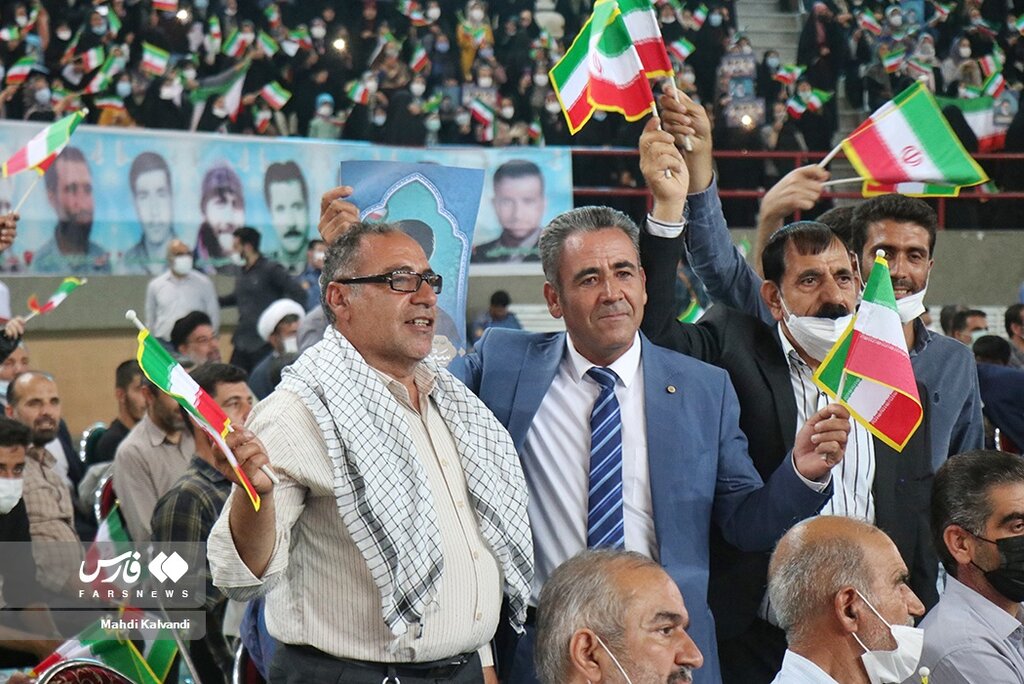 تصاویر | یک کراواتی در دیدار مردمی رئیسی در همدان | وقتی رئیسی به جایگاه نه میگوید!