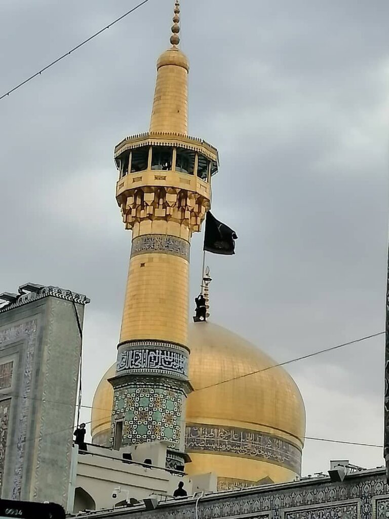 تصاویر | مراسم تعویض پرچم گنبد حرم امام رضا(ع) به مناسبت ورود به ماه محرم