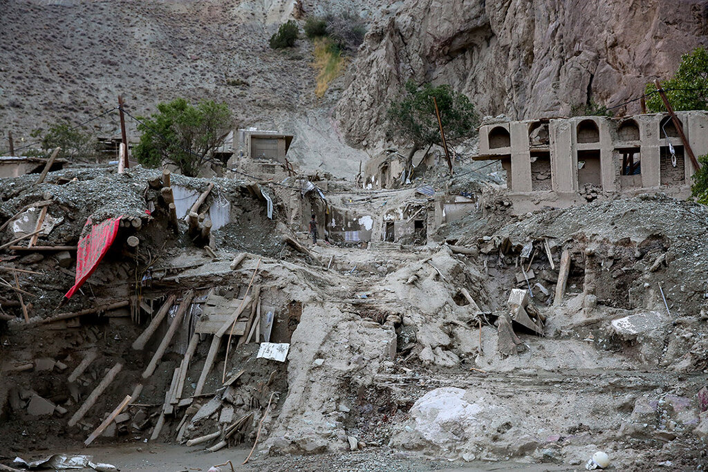 ببینید | لحظه نجات سرنشینان یک خودرو از سیل تهران | سیل باز هم به مزداران رفت سیل - فیروزکوه
