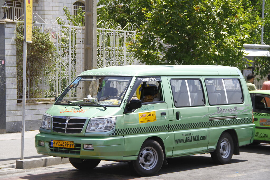 معلمی که راننده تاکسی شد | درآمد این ماشین وقف میشود