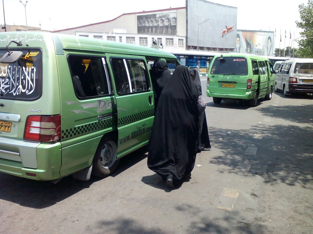 معلمی که راننده تاکسی شد | درآمد این ماشین وقف میشود