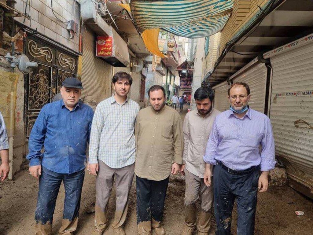 چرا انتشار عکسهای نمایندگان در سیل پوپولیستی نیست؟ | نمایندگان نباید به فکر عکس گرفتن باشند | حتما هشتگ میزند که «نمایندهها کجا هستند»...