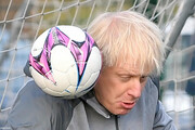 عکس | بوریس جانسون هنگام تماشای فوتبال سوژه شد | چیدمان خانه نخست‌وزیر سابق انگلیس به سبک مادربزرگ‌ها!