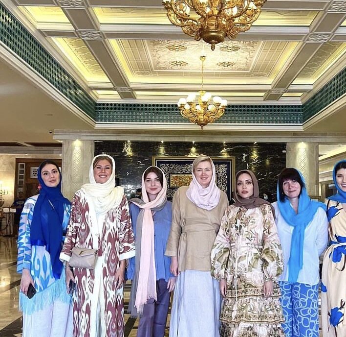 تصاویر | زن روس که ۳۰۰ سلبریتی را به ایران آورد | توریستها هم عاشق حجاب میشوند