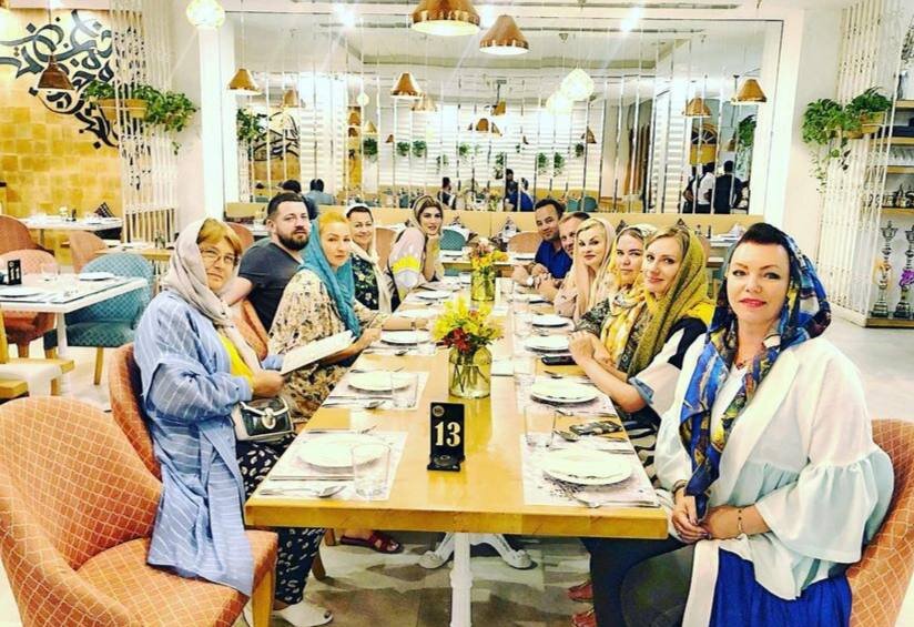 تصاویر | زن روس که ۳۰۰ سلبریتی را به ایران آورد | توریستها هم عاشق حجاب میشوند