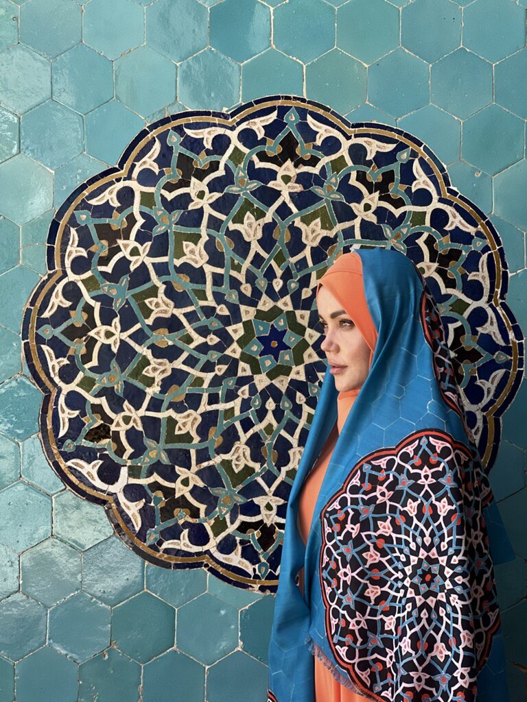 تصاویر | زن روس که ۳۰۰ سلبریتی را به ایران آورد | توریستها هم عاشق حجاب میشوند