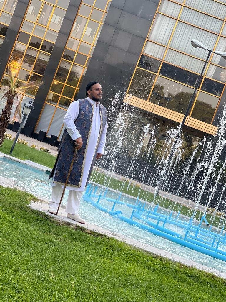 ببینید | اولین نقال صاحب سبک کشورمان پرده عاشورا را در دنیا روایت میکند | از خارجیها طلا هدیه گرفتم