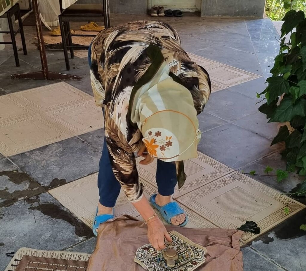 چرا بالگرد رئیس جمهور در باغ گردو فرود آمد؟ | بگویید همین جا فرود بیایند ... | عکس های این فرد ضد شایعه است