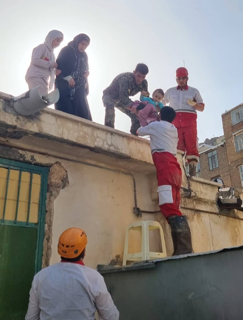 چرا بالگرد رئیس جمهور در باغ گردو فرود آمد؟ | بگویید همین جا فرود بیایند ... | عکس های این فرد ضد شایعه است