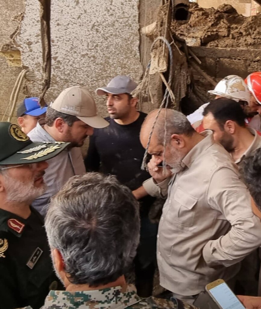 چرا بالگرد رئیس جمهور در باغ گردو فرود آمد؟ | بگویید همین جا فرود بیایند ... | عکس های این فرد ضد شایعه است