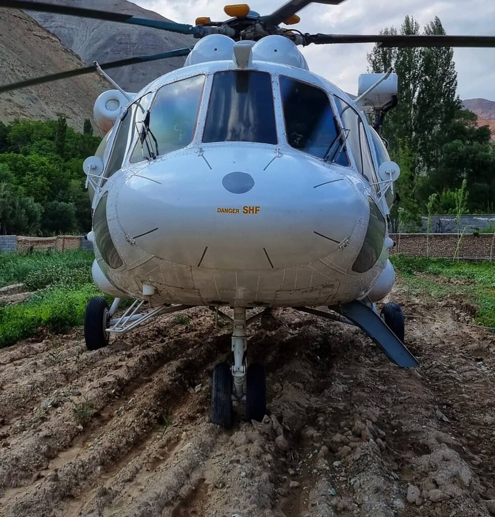 چرا بالگرد رئیس جمهور در باغ گردو فرود آمد؟ | بگویید همین جا فرود بیایند ... | عکس های این فرد ضد شایعه است