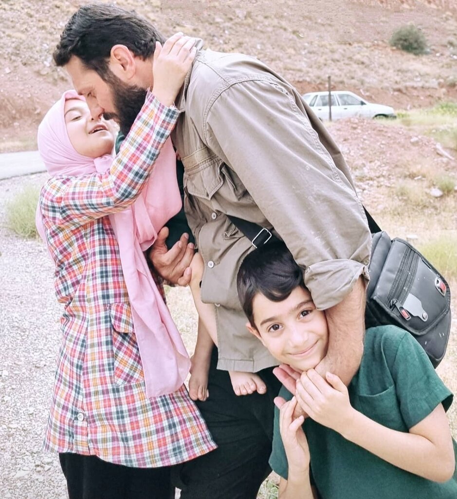 چرا بالگرد رئیس جمهور در باغ گردو فرود آمد؟ | بگویید همین جا فرود بیایند ... | عکس های این فرد ضد شایعه است