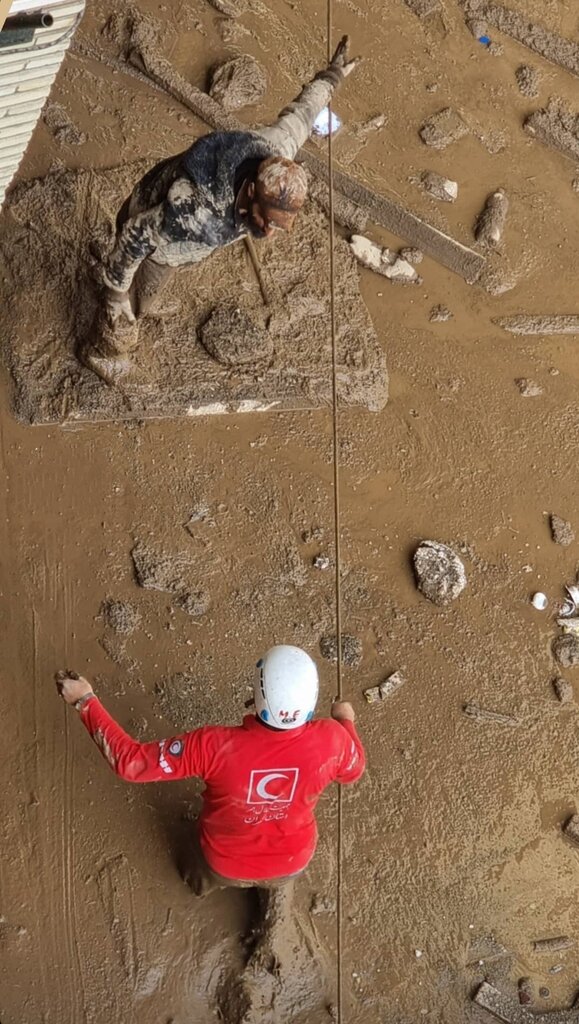 چرا بالگرد رئیس جمهور در باغ گردو فرود آمد؟ | بگویید همین جا فرود بیایند ... | عکس های این فرد ضد شایعه است