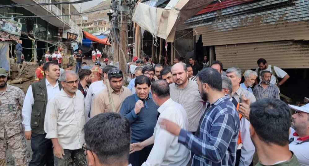 چرا بالگرد رئیس جمهور در باغ گردو فرود آمد؟ | بگویید همین جا فرود بیایند ... | عکس های این فرد ضد شایعه است