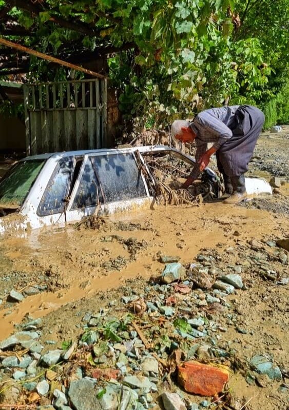 چرا بالگرد رئیس جمهور در باغ گردو فرود آمد؟ | بگویید همین جا فرود بیایند ... | عکس های این فرد ضد شایعه است