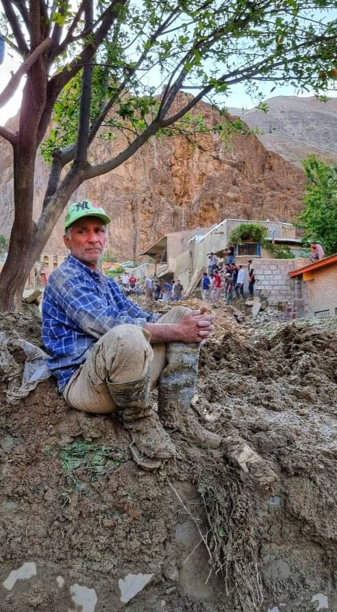 چرا بالگرد رئیس جمهور در باغ گردو فرود آمد؟ | بگویید همین جا فرود بیایند ... | عکس های این فرد ضد شایعه است