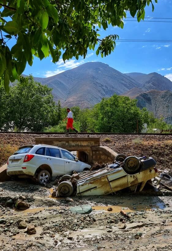 چرا بالگرد رئیس جمهور در باغ گردو فرود آمد؟ | بگویید همین جا فرود بیایند ... | عکس های این فرد ضد شایعه است