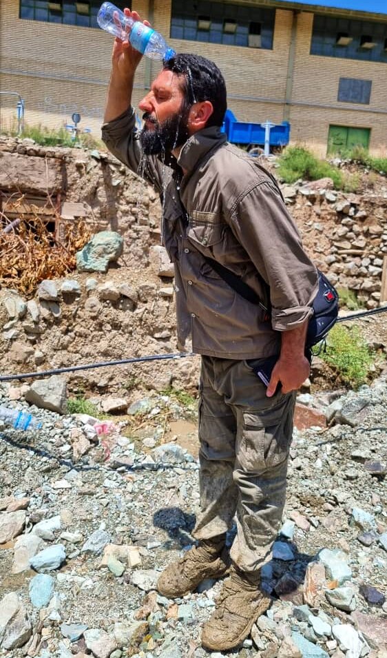 چرا بالگرد رئیس جمهور در باغ گردو فرود آمد؟ | بگویید همین جا فرود بیایند ... | عکس های این فرد ضد شایعه است