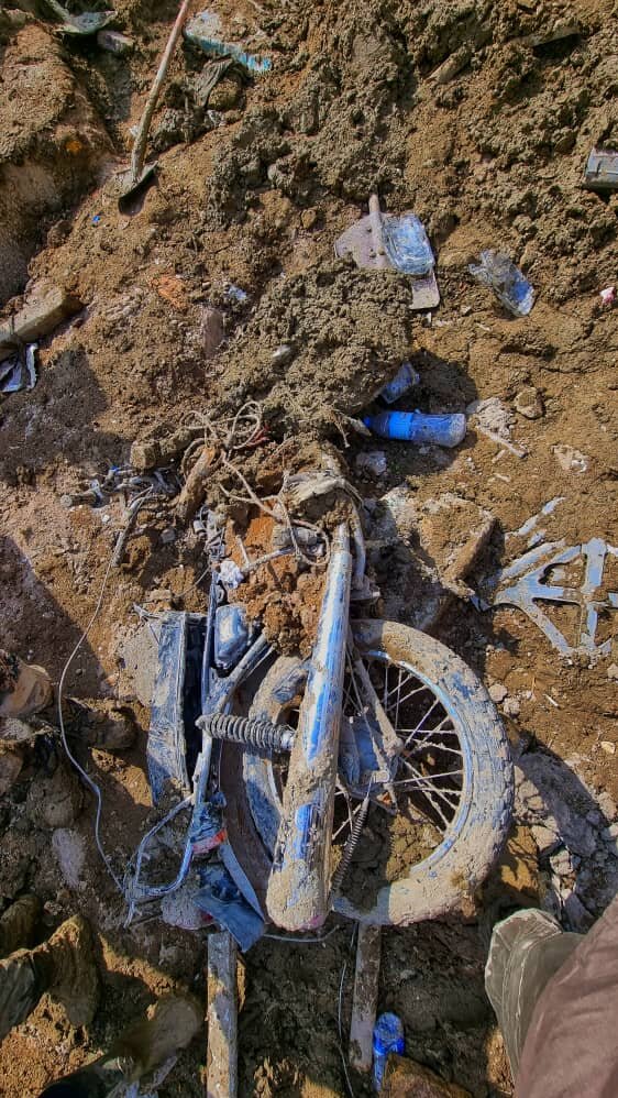 چرا بالگرد رئیس جمهور در باغ گردو فرود آمد؟ | بگویید همین جا فرود بیایند ... | عکس های این فرد ضد شایعه است