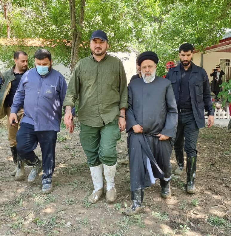 چرا بالگرد رئیس جمهور در باغ گردو فرود آمد؟ | بگویید همین جا فرود بیایند ... | عکس های این فرد ضد شایعه است